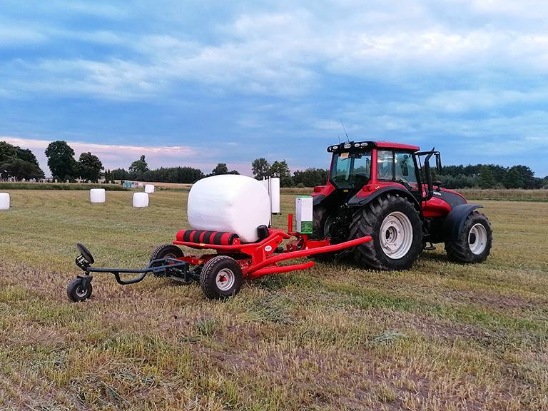 Czerwony traktor na polu